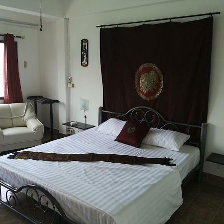 Bellmans Restaurant & Guesthouse Karon Esterno foto