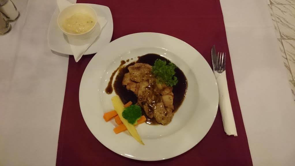 Bellmans Restaurant & Guesthouse Karon Esterno foto
